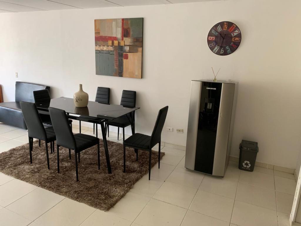 AMPLIO APARTAMENTO LAURELES ESTADIO Y METRO 120 mts2 Medellín Exterior foto