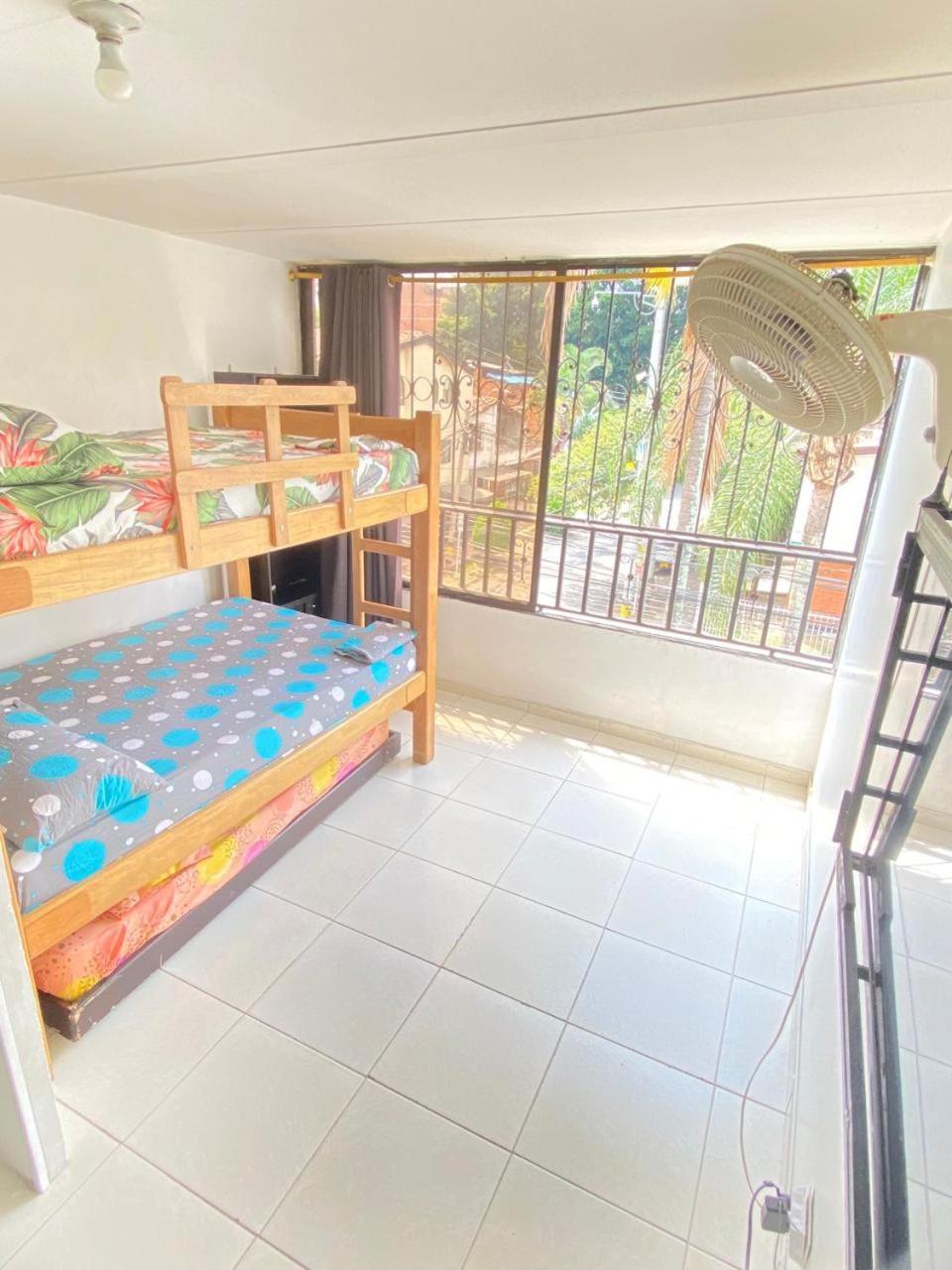 AMPLIO APARTAMENTO LAURELES ESTADIO Y METRO 120 mts2 Medellín Exterior foto
